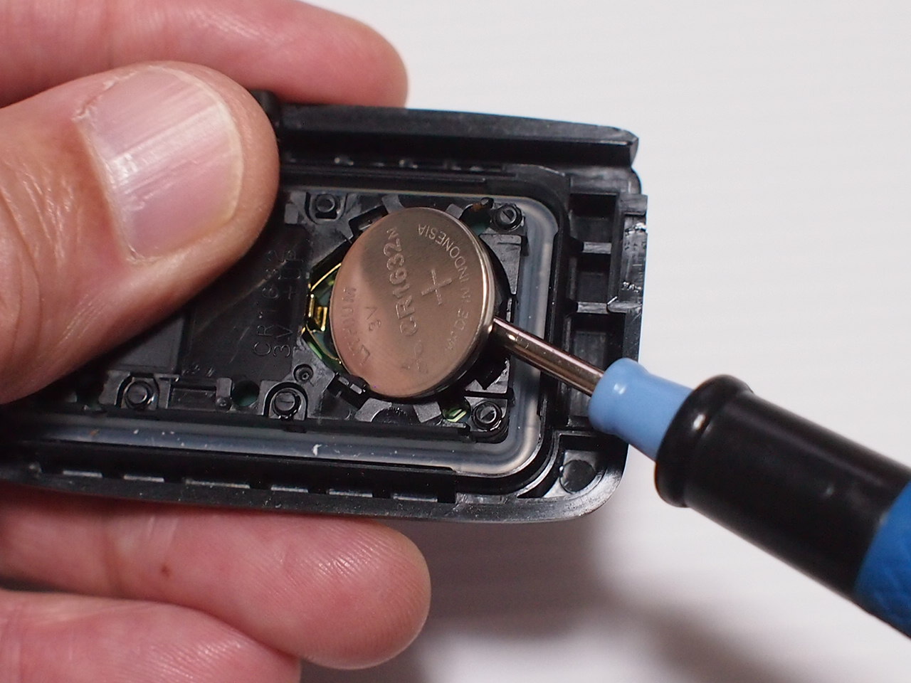 トヨタアクア・スマートキーの電池交換の方法・画像と動画で実録紹介します。 | スナフキンずライフ